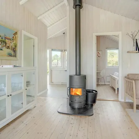 펜션 Bright House With Sea View And A Hot Tub On Als *