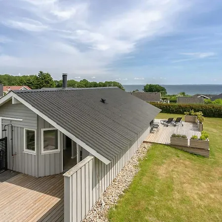 펜션 Bright House With Sea View And A Hot Tub On Als